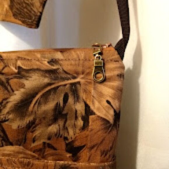 New Travel Sling Crossbody Bag Travel Purse Carryall Wallet Set Brown Camo Leaf - Picture 4 of 16